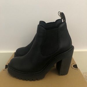 Dr Marten Hurston Leather Heeled Chelsea Boots